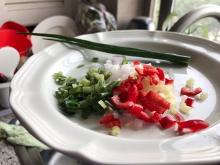 2、避风塘炒蟹,小料切成末，