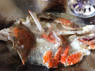 5、避风塘炒蟹,螃蟹壳也炸一下断生