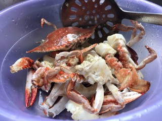 6、避风塘炒蟹,炸熟之后取出，等待复炸以下把壳炸脆