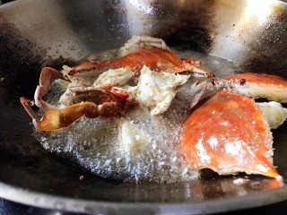 8、避风塘炒蟹,倒入螃蟹复炸30秒，这样壳就很脆了，高温也可以将螃蟹刚才吃进去的油逼出来，不至于入口油腻感，油炸的目的快速封锁住鲜嫩蟹肉，相比少油的炒，优点在于避免过多的水份影响蟹肉鲜嫩口感