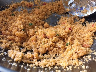 11、避风塘炒蟹,中小火炒一下面包糠，面包糠非常吃油，随后用盐，白胡椒粉，椒盐粉，白砂糖调味，此刻可以加入辣椒碎，花椒等