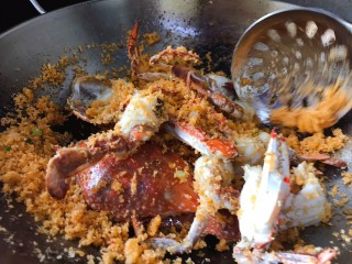 12、避风塘炒蟹,炒好的面包糠后倒入炸好的蟹同炒，翻炒均匀即可