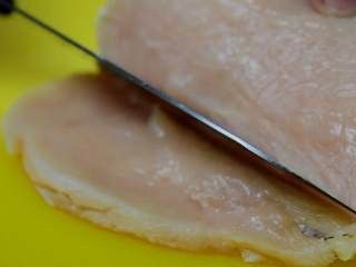 1、爆浆鸡排-慎点，看了会把持不住,将鸡胸肉从中间剖开，不要切断。