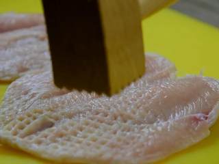 2、爆浆鸡排-慎点，看了会把持不住,反复捶打鸡胸肉表面，正反面都要敲。