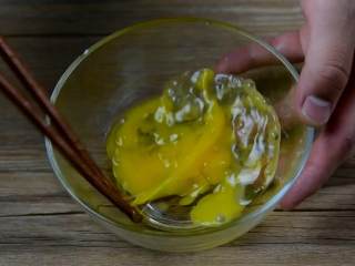 4、爆浆鸡排-慎点，看了会把持不住,鸡蛋一个打散。