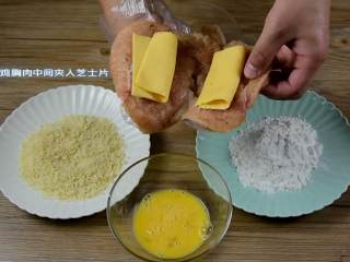 5、爆浆鸡排-慎点，看了会把持不住,鸡胸肉中间夹入芝士片。