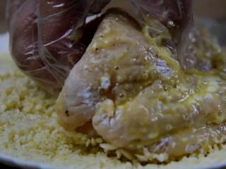 6、爆浆鸡排-慎点，看了会把持不住,先裹一层淀粉、再裹上蛋液、最后裹上面包糠，压实。