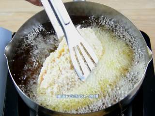 7、爆浆鸡排-慎点，看了会把持不住,油温7成热放入鸡排，中小火炸至定型捞出控油。