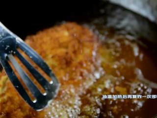 8、爆浆鸡排-慎点，看了会把持不住,油温加热后再复炸一次即可。