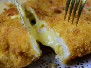 9、爆浆鸡排-慎点，看了会把持不住,切开鸡排，美味的芝士溢出来，满满的一口引爆你的食欲！