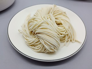 2、十味 记忆里的味道《酸菜鱼片面》,鲜面条准备一斤、够一家子吃。