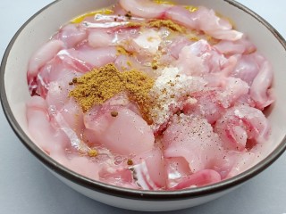 4、十味 记忆里的味道《酸菜鱼片面》,鱼片加盐、十三香、料酒适量、加一个鸡蛋顺着一个方向搅拌。