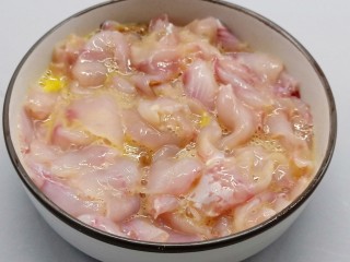 5、十味 记忆里的味道《酸菜鱼片面》,加适量的淀粉上浆《加了淀粉鱼片更加滑嫩》