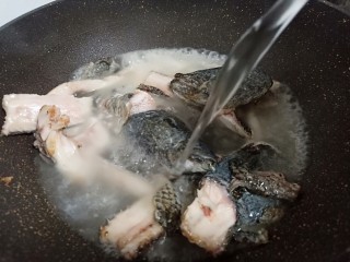 7、十味 记忆里的味道《酸菜鱼片面》,加适量的开水、开水可以激发出鱼肉的蛋白质,汤汁才会更加奶白。