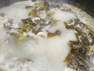 8、十味 记忆里的味道《酸菜鱼片面》,加酸菜翻炒出香味、加适量的开水大火慢慢炖。