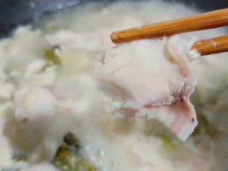 10、十味 记忆里的味道《酸菜鱼片面》,放入鱼片烫熟即可。