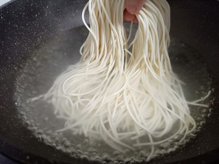 11、十味 记忆里的味道《酸菜鱼片面》,锅里加适量的清水,待水开后加入面条、开大火煮。