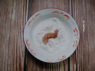 4、海苔鸡柳, 鸡柳依次用筷子夹起，放入淀粉中，让鸡胸表面匀均的粘上淀粉。