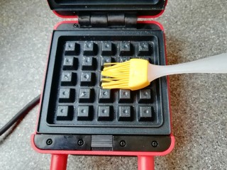 4、早餐华夫饼,华夫饼早餐机接通电源，上下盘均匀的刷上一层食用油。