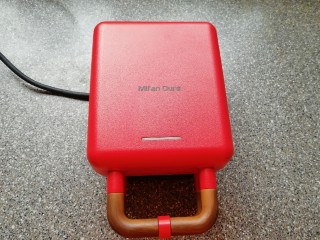 5、早餐华夫饼,盖上盖子预热(指示灯灭了即预热完成)。