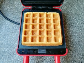 7、早餐华夫饼,打开华夫饼早餐机盖子，华夫饼变至金黄色即可。