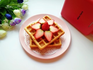 11、早餐华夫饼,搭配一杯纯牛奶和水果。