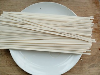 1、油菜蛋炒面,准备面条