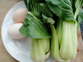 2、油菜蛋炒面,准备鸡蛋和油菜