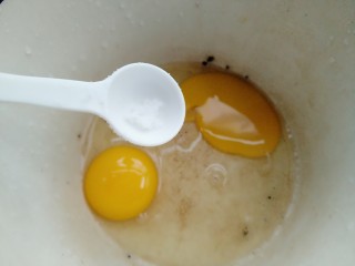 3、油菜蛋炒面,取一个碗打入两个鸡蛋加少许盐