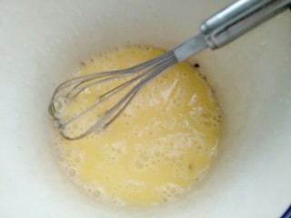 4、油菜蛋炒面,加少许温水或者冷水打散