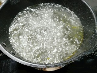 5、油菜蛋炒面,锅中烧半锅水开后加入盐和少许油