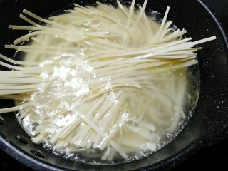 6、油菜蛋炒面,放入面条打散煮开