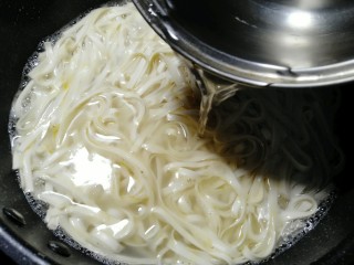 7、油菜蛋炒面,加一碗冷水煮开