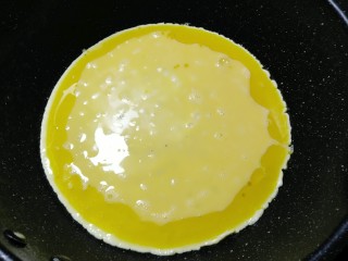 13、油菜蛋炒面,热锅烧油放入蛋液