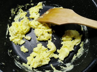 14、油菜蛋炒面,煎成型炒散盛出备用