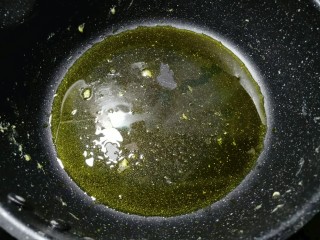 15、油菜蛋炒面,锅中再次放入油