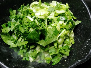 16、油菜蛋炒面,放入油菜煸炒