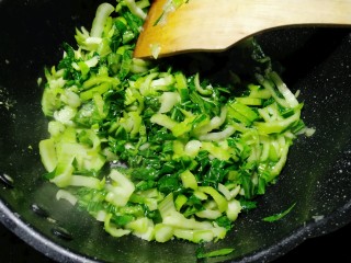 17、油菜蛋炒面,炒至断生