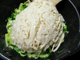 18、油菜蛋炒面,放入控干水分的面条