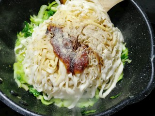 19、油菜蛋炒面,放入盐，生抽，老抽，耗油，胡椒粉