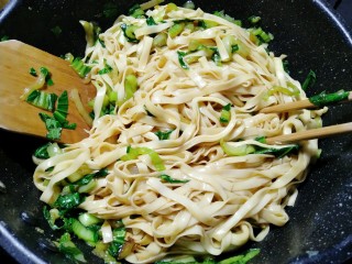 20、油菜蛋炒面,用锅铲和筷子翻炒均匀