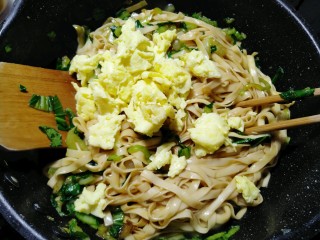 21、油菜蛋炒面,加入蛋块