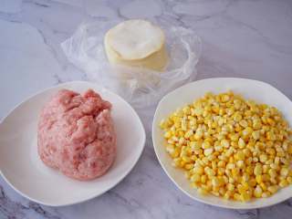 1、煎猪肉玉米饺子,准备好材料