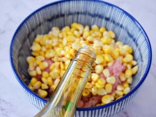 3、煎猪肉玉米饺子,加入味极鲜酱油