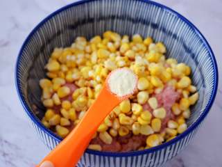 4、煎猪肉玉米饺子,加入鸡精