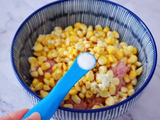 5、煎猪肉玉米饺子,加入盐