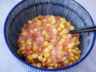 6、煎猪肉玉米饺子,搅拌均匀