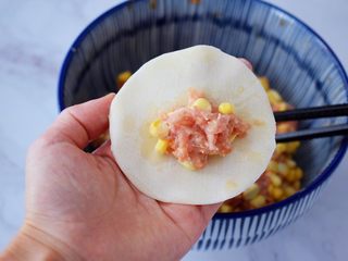 7、煎猪肉玉米饺子,取一个饺子皮，放入馅料