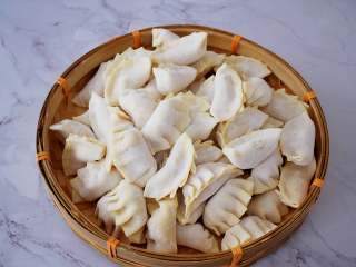 9、煎猪肉玉米饺子,依次全部做完所有的饺子皮