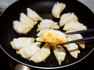 11、煎猪肉玉米饺子,小火煎至底部金黄色